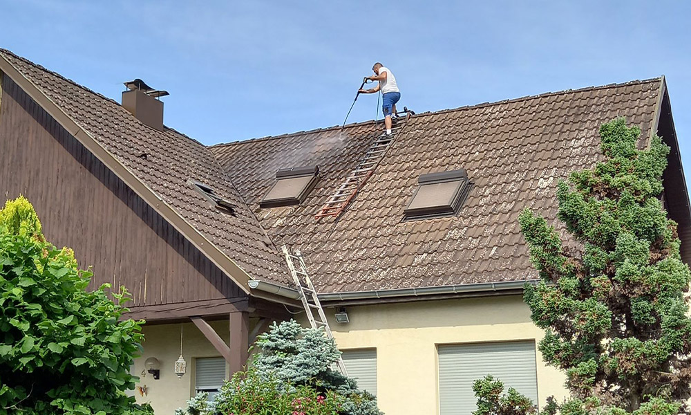 Nettoyage et Démoussage de Toiture à Nancy et Metz et dans le Meurthe-et-Moselle (54) et Moselle (57) - AKG Couverture Grand Est